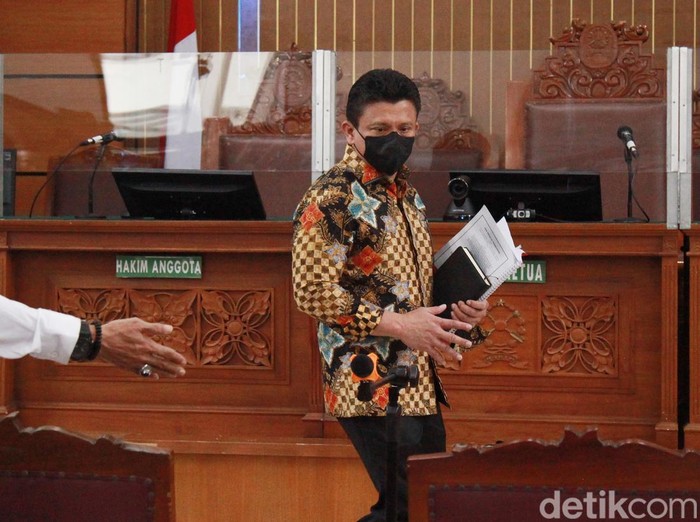 Sidang Ferdy Sambo di PN Jaksel telah dimulai. Ferdy Sambo tampak memasuki ruang sidang dengan membawa buku hitam.