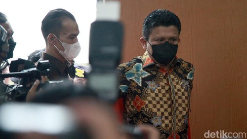 Sidang Ferdy Sambo di PN Jaksel telah dimulai. Ferdy Sambo tampak memasuki ruang sidang dengan membawa buku hitam.