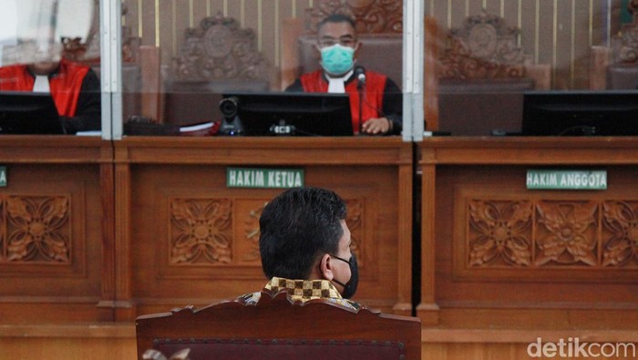 Sidang Ferdy Sambo di PN Jaksel telah dimulai. Ferdy Sambo tampak memasuki ruang sidang dengan membawa buku hitam.