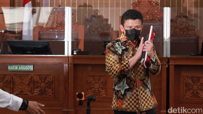 Momen Ferdy Sambo Masuk Ruang Sidang PN Jakarta Selatan Sidang Ferdy Sambo di PN Jaksel telah dimulai. Ferdy Sambo tampak memasuki ruang sidang dengan membawa buku hitam.