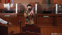 Pada 17 Oktober 2022, Sambo dan terdakwa lainnya mulai diadili. Mereka didakwa bersama-sama melakukan pembunuhan terhadap Brigadir Nopriansyah Yosua Hutabarat dengan cara ditembak. (Foto: Ari Saputra/detikcom)