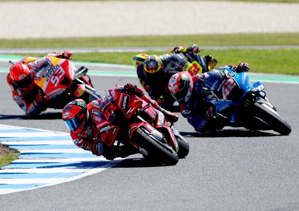 Suzuki Ecstar's Spanish rider Alex Rins (R) competes against Ducati Lenovo's Italian rider Francesco Bagnaia (L) during the MotoGP Australian Grand Prix at Phillip Island on October 16, 2022. - -- IMAGE RESTRICTED TO EDITORIAL USE - STRICTLY NO COMMERCIAL USE -- (Photo by Glenn Nicholls / AFP) / -- IMAGE RESTRICTED TO EDITORIAL USE - STRICTLY NO COMMERCIAL USE -- (Photo by GLENN NICHOLLS/AFP via Getty Images)