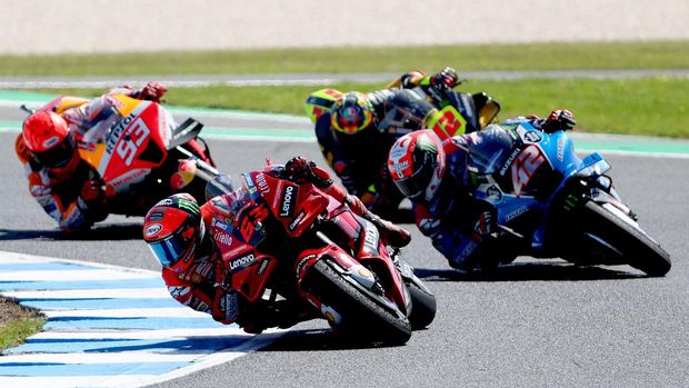 Suzuki Ecstar's Spanish rider Alex Rins (R) competes against Ducati Lenovo's Italian rider Francesco Bagnaia (L) during the MotoGP Australian Grand Prix at Phillip Island on October 16, 2022. - -- IMAGE RESTRICTED TO EDITORIAL USE - STRICTLY NO COMMERCIAL USE -- (Photo by Glenn Nicholls / AFP) / -- IMAGE RESTRICTED TO EDITORIAL USE - STRICTLY NO COMMERCIAL USE -- (Photo by GLENN NICHOLLS/AFP via Getty Images)