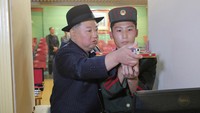 Setelah memberikan pidato, Kim Jong Un mengunjungi semua fasilitas di sekolah itu dan sesekali ia menyapa sejumlah calon prajurit yang sedang menjalani pendidikan.  
