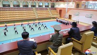 Kantor Berita Pusat Korea (KCNA) kembali merilis kegiatan Kim Jong-un yang mengunjungi Sekolah Revolusi Mangyongdae.   