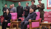 Dalam kunjungannya, Kim yang didampingi istrinya Ri Sol-ju melihat kegiatan para taruna militer dan fasilitas di sekolah itu.  