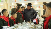 Kedatangan pemimpin Korea Utara ini dalam rangka peringatan berdirinya sekolah revolusi bagi keturunan martir di Mangyongdae dan Kang Pan Sok yang ke-75 tahun.  