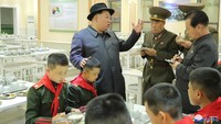 Pemimpin Korea Utara Kim Jong Un mengunjungi Sekolah Revolusi Mangyongdae di Pyongyang, Korea Utara, Senin (17/10/2022).  