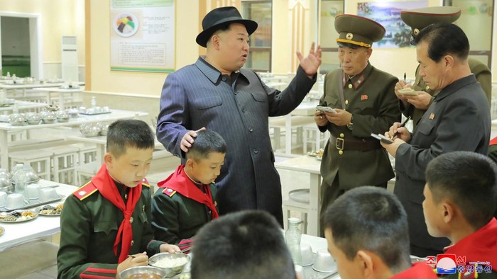 Muka Tegang Calon Prajurit Korut Saat Dikunjungi Kim Jong Un Pemimpin Korea Utara Kim Jong Un mengunjungi Sekolah Revolusi Mangyongdae di Pyongyang, Korea Utara, Senin (17/10/2022).