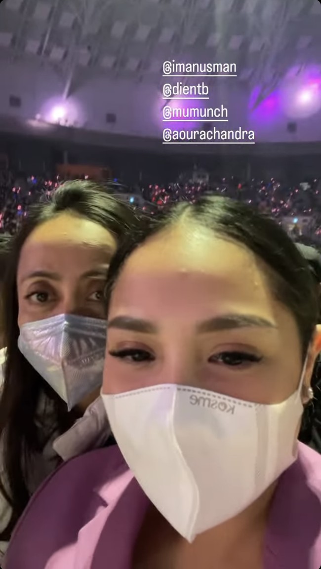 Bersama para kerabatnya, Nagita terlihat begitu bahagia dan menikmati konser tersebut. Keseruannya saat menonton konser pun dibagikan oleh Nagita ke akun Instagram Story miliknya. Foto: Instagram/@raffinagita1717