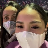 Bersama para kerabatnya, Nagita terlihat begitu bahagia dan menikmati konser tersebut. Keseruannya saat menonton konser pun dibagikan oleh Nagita ke akun Instagram Story miliknya. Foto: Instagram/@raffinagita1717