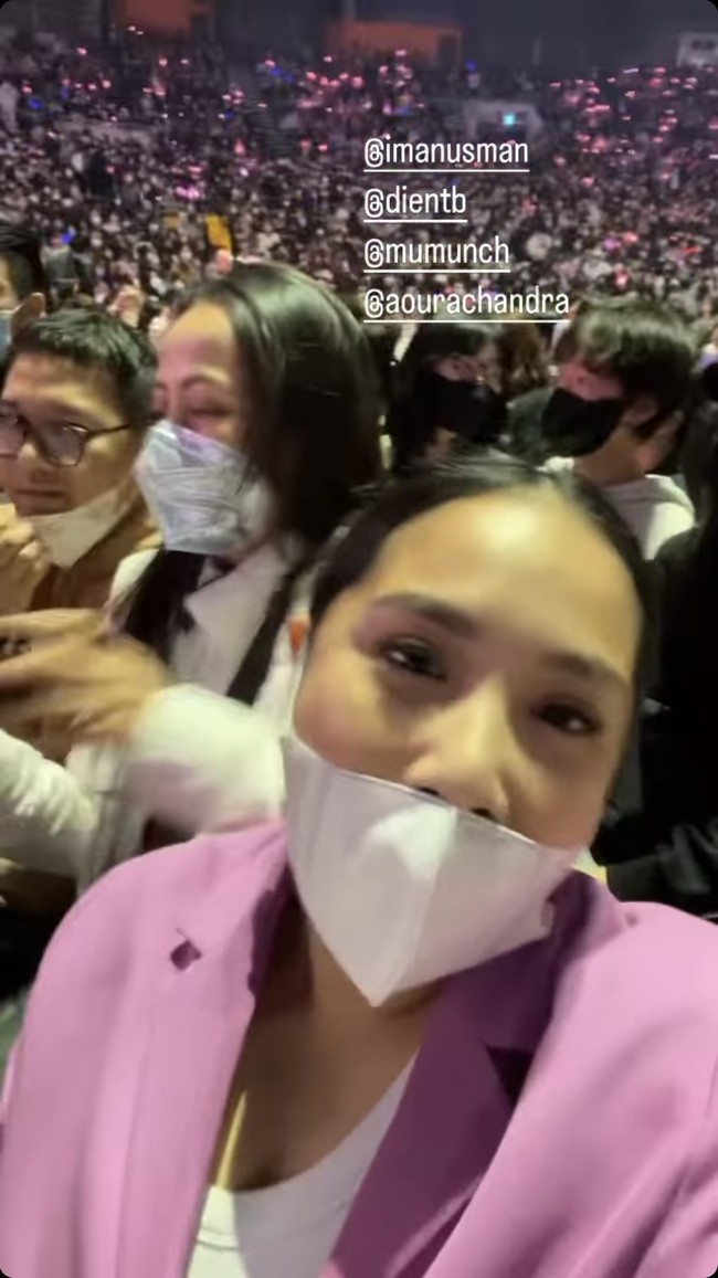 Dari unggahan yang dibagikan oleh Nagita Slavina terlihat jelas jika konser tersebut dipenuhi begitu banyak penonton. Nagita sendiri terlihat duduk bersama para sahabat dan penonton lainnya. Foto: Instagram/@raffinagita1717