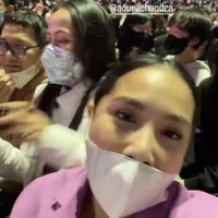 Dari unggahan yang dibagikan oleh Nagita Slavina terlihat jelas jika konser tersebut dipenuhi begitu banyak penonton. Nagita sendiri terlihat duduk bersama para sahabat dan penonton lainnya. Foto: Instagram/@raffinagita1717