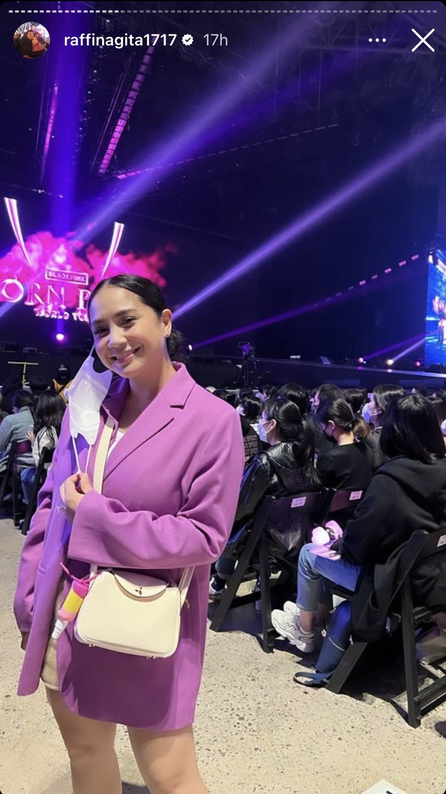Penampilan Nagita Slavina saat menghadiri konser BLACKPINK juga tak kalah mencuri perhatian. Ibu dua orang anak itu terlihat santai mengenakan blazer berwarna merah muda keunguan yang dipadukan dengan dalaman berwarna putih dan celana pendek coklat. Foto: Instagram/@raffinagita1717