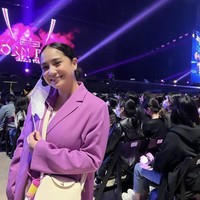 Penampilan Nagita Slavina saat menghadiri konser BLACKPINK juga tak kalah mencuri perhatian. Ibu dua orang anak itu terlihat santai mengenakan blazer berwarna merah muda keunguan yang dipadukan dengan dalaman berwarna putih dan celana pendek coklat. Foto: Instagram/@raffinagita1717