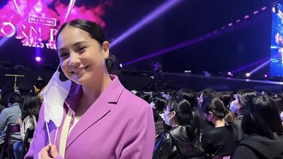 7 Gaya Nagita Slavina Nonton Konser BLACKPINK di Korea, Nangis Lihat JiSoo