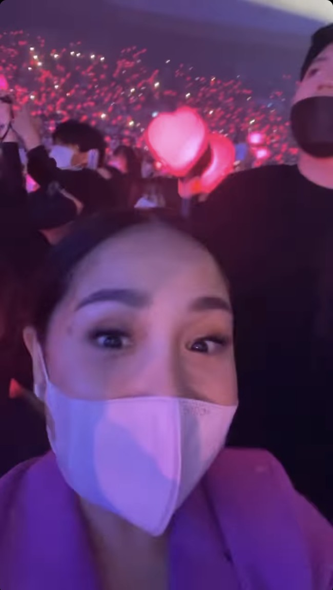 Wajah Nagita pun terlihat natural dengan hanya sedikit pulasan makeup. Untuk tetap menjaga protokol kesehatan, Nagita tak lupa tetap mengenakan masker selama menonton konser tersebut. Foto: Instagram/@raffinagita1717