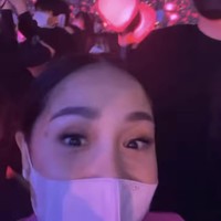 Wajah Nagita pun terlihat natural dengan hanya sedikit pulasan makeup. Untuk tetap menjaga protokol kesehatan, Nagita tak lupa tetap mengenakan masker selama menonton konser tersebut. Foto: Instagram/@raffinagita1717