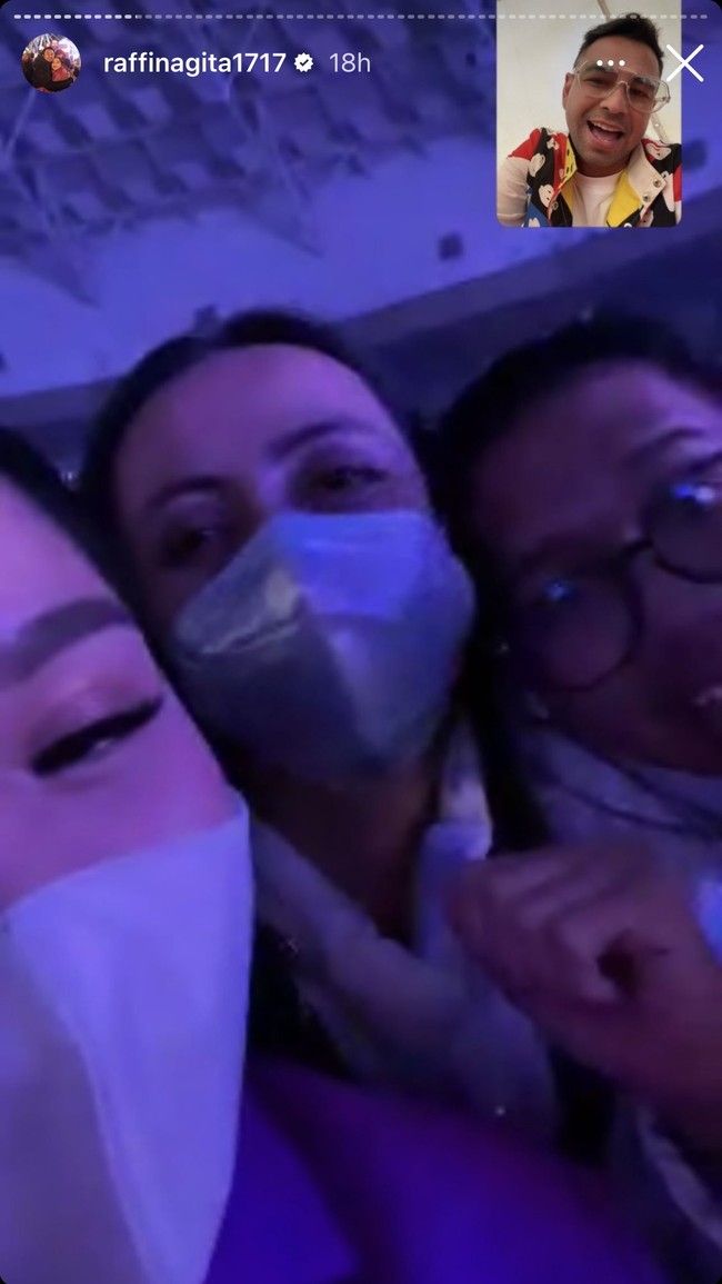 Di tengah-tengah konser Nagita Slavina terlihat menyempatkan diri untuk melakukan panggilan video dengan Raffi Ahmad yang berada di Indonesia. Foto: Instagram/@raffinagita1717