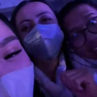 Di tengah-tengah konser Nagita Slavina terlihat menyempatkan diri untuk melakukan panggilan video dengan Raffi Ahmad yang berada di Indonesia. Foto: Instagram/@raffinagita1717