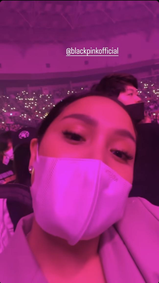 Walaupun kali ini kepergian Nagita tanpa ditemani Raffi Ahmad dan kedua anaknya, namun Nagita tetap terlihat bahagia bisa menonton langsung penampilan dari girlband favoritnya. Hal itu tampak jelas terlihat dari raut wajah Nagita Slavina. Nagita bahkan sempat sampai menangis melihat kecantikan salah satu personel BLACKPINK, yaitu Jisoo. Foto: Instagram/@raffinagita1717