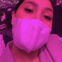 Walaupun kali ini kepergian Nagita tanpa ditemani Raffi Ahmad dan kedua anaknya, namun Nagita tetap terlihat bahagia bisa menonton langsung penampilan dari girlband favoritnya. Hal itu tampak jelas terlihat dari raut wajah Nagita Slavina. Nagita bahkan sempat sampai menangis melihat kecantikan salah satu personel BLACKPINK, yaitu Jisoo. Foto: Instagram/@raffinagita1717