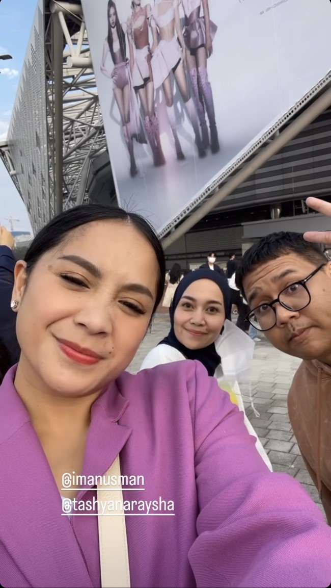 Walaupun sedih karena harus meninggalkan suami dan kedua anaknya, namun Nagita akhirnya tetap memutuskan untuk pergi ke Korea. Kepergiannya ke Korea itu bertujuan untuk menonton konser BLACKPINK. Foto: Instagram/@raffinagita1717