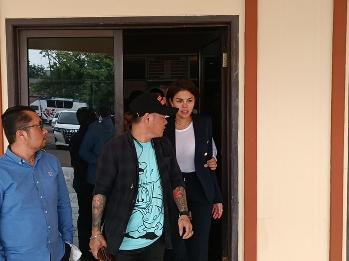 Nikita Mirzani saat keluar dari ruang penyidik Polresta Serang Kota (Bahtiar Rifai/Detikcom)