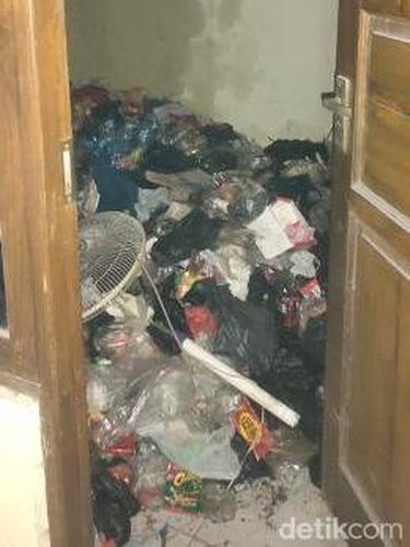 Nurhayati Fatonah mengunggah kondisi kamar kos yang penuh dengan sampah.