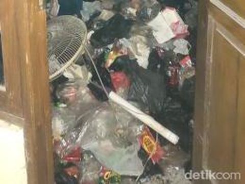 Nurhayati Fatonah mengunggah kondisi kamar kos yang penuh dengan sampah.