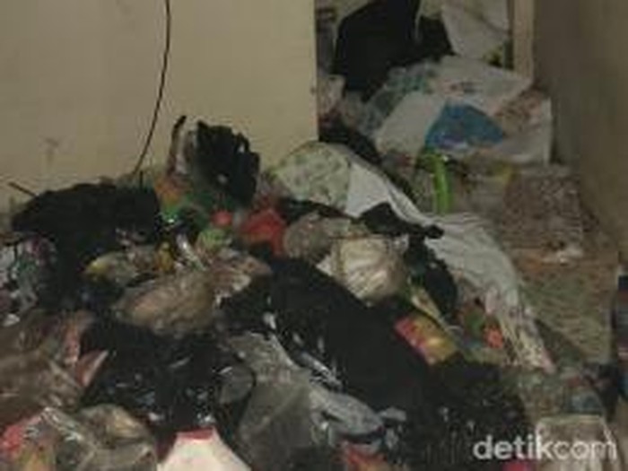 Nurhayati Fatonah mengunggah kondisi kamar kos yang penuh dengan sampah.