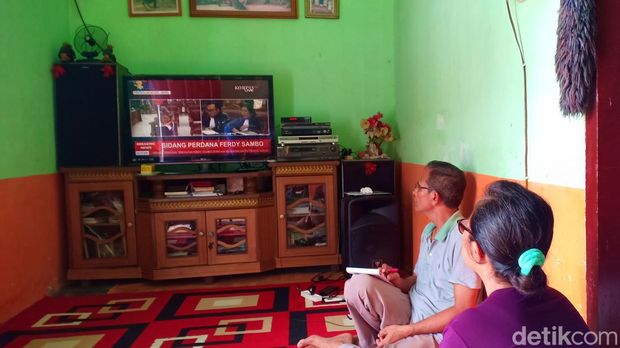 Orang tua Brigadir J saksikan jalannya sidang Ferdy Sambo dari televisi.