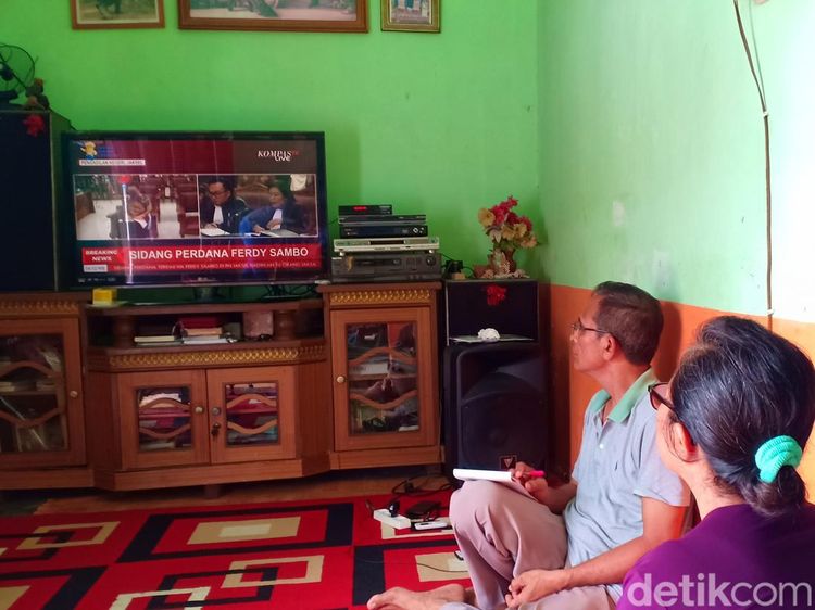 Momen Ayah dan Ibunda Brigadir J Saksikan Sidang Ferdy Sambo dari TV