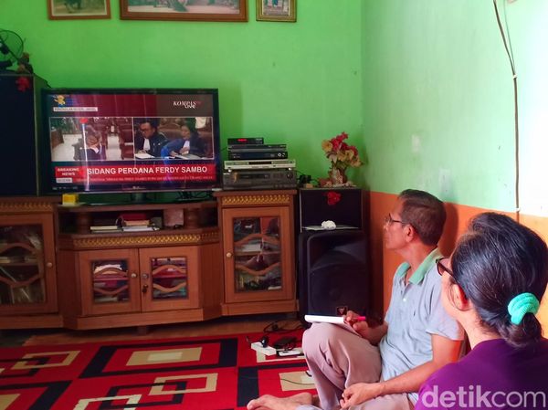 Momen Ayah dan Ibunda Brigadir J Saksikan Sidang Ferdy Sambo dari TV