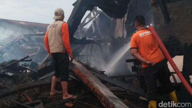 pabrik kayu di pasuruan terbakar