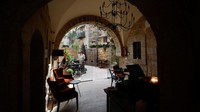 Renovasi bangunan menjadi hotel ini telah disepakati Pemerintah kota Ramallah dengan pemilik rumah tua tersebut.  