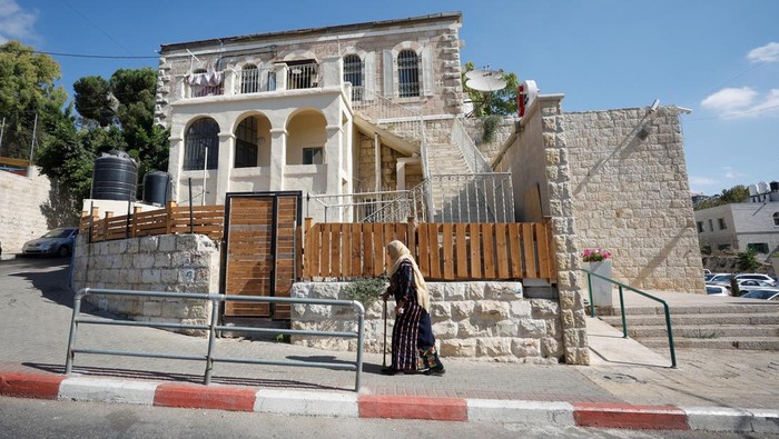 Palestina Ubah Rumah Berusia 120 Tahun Jadi Hotel Seorang warga berjalan di depan rumah kosong berusia 120 tahun di Ramallah, Tepi Barat, Palestina, Senin (10/10/2022) waktu setempat. Rumah kosong ini akan diubah menjadi hotel.