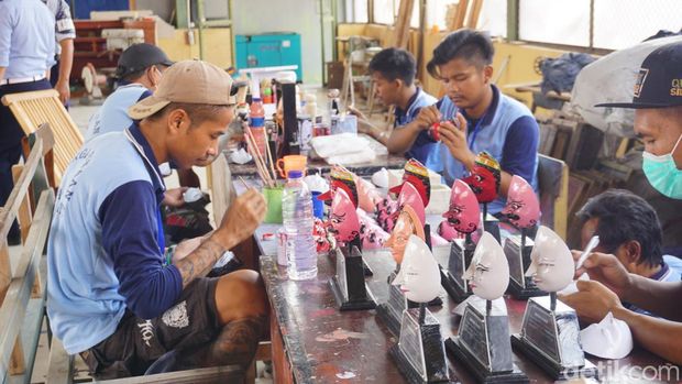 Para napi di Lapas Indramayu membuat kerajinan topeng.