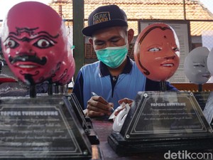 Mereka Menjaga Asa Lewat Kerajinan Topeng Khas Indramayu