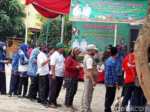 Pasar Murah di Brebes, Pegawai Berseragam Korpri Ikut Antre