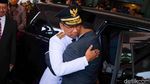 Peluk Hangat Heru-Anies Usai Sertijab