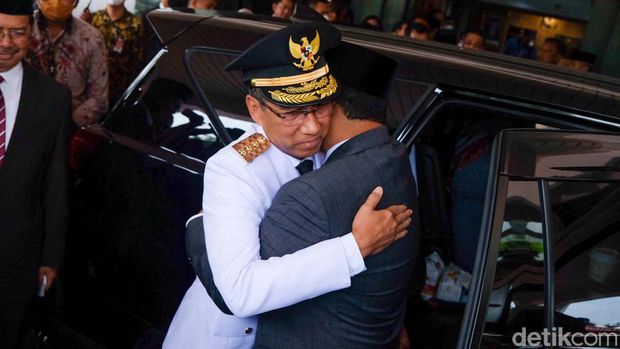 Pj Gubernur DKI Jakarta Heru Budi Hartono menjalani prosesi sertijab dengan Anies Baswedan. Keduanya bersalaman dan berpelukan usai sertijab.