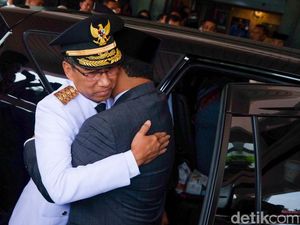 2 Kali Heru Budi Dipeluk Anies usai Dilantik Jadi Pj Gubernur DKI