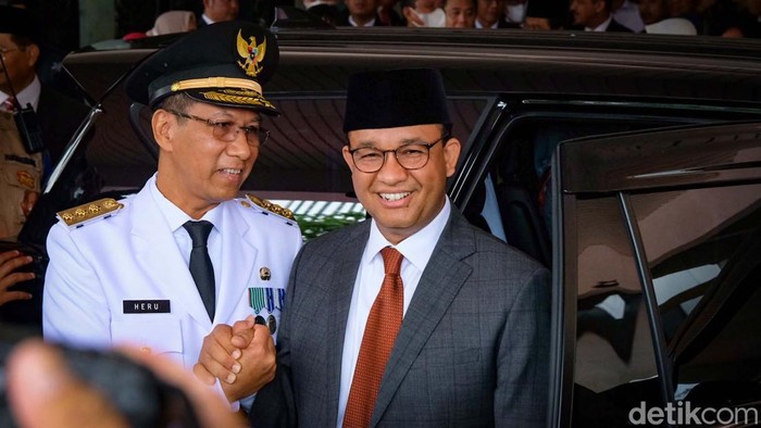 Pj Gubernur DKI Jakarta Heru Budi Hartono menjalani prosesi sertijab dengan Anies Baswedan. Keduanya bersalaman dan berpelukan usai sertijab.