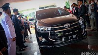 Mobil dinas berpelat B 1 DKI siap menjemput Heru.