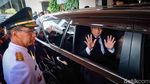 Peluk Hangat Heru-Anies Usai Sertijab