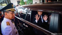 Heru melepas Ahmad Riza Patria.