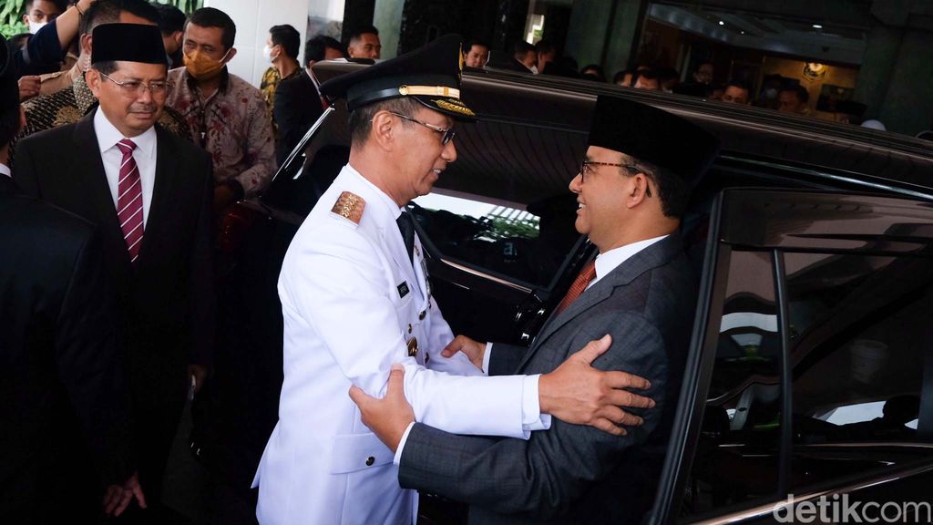Pj Gubernur DKI Jakarta Heru Budi Hartono menjalani prosesi sertijab dengan Anies Baswedan. Keduanya bersalaman dan berpelukan usai sertijab.