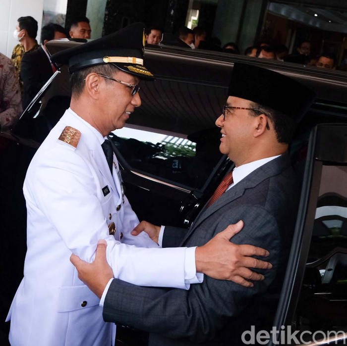Pj Gubernur DKI Jakarta Heru Budi Hartono menjalani prosesi sertijab dengan Anies Baswedan. Keduanya bersalaman dan berpelukan usai sertijab.