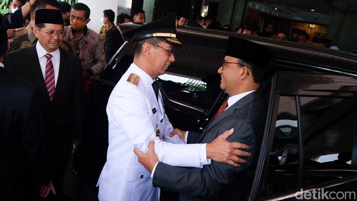 Peluk Hangat Heru-Anies Usai Sertijab Pj Gubernur DKI Jakarta Heru Budi Hartono menjalani prosesi sertijab dengan Anies Baswedan. Keduanya bersalaman dan berpelukan usai sertijab.